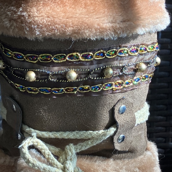 Mid-calf height for cozy coverage Soft plush faux fur lining Easy slip-on style - Picture 4 of 5